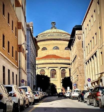 Un Raggio Di Sole Al Massimo Apartment Palermo Luaran gambar